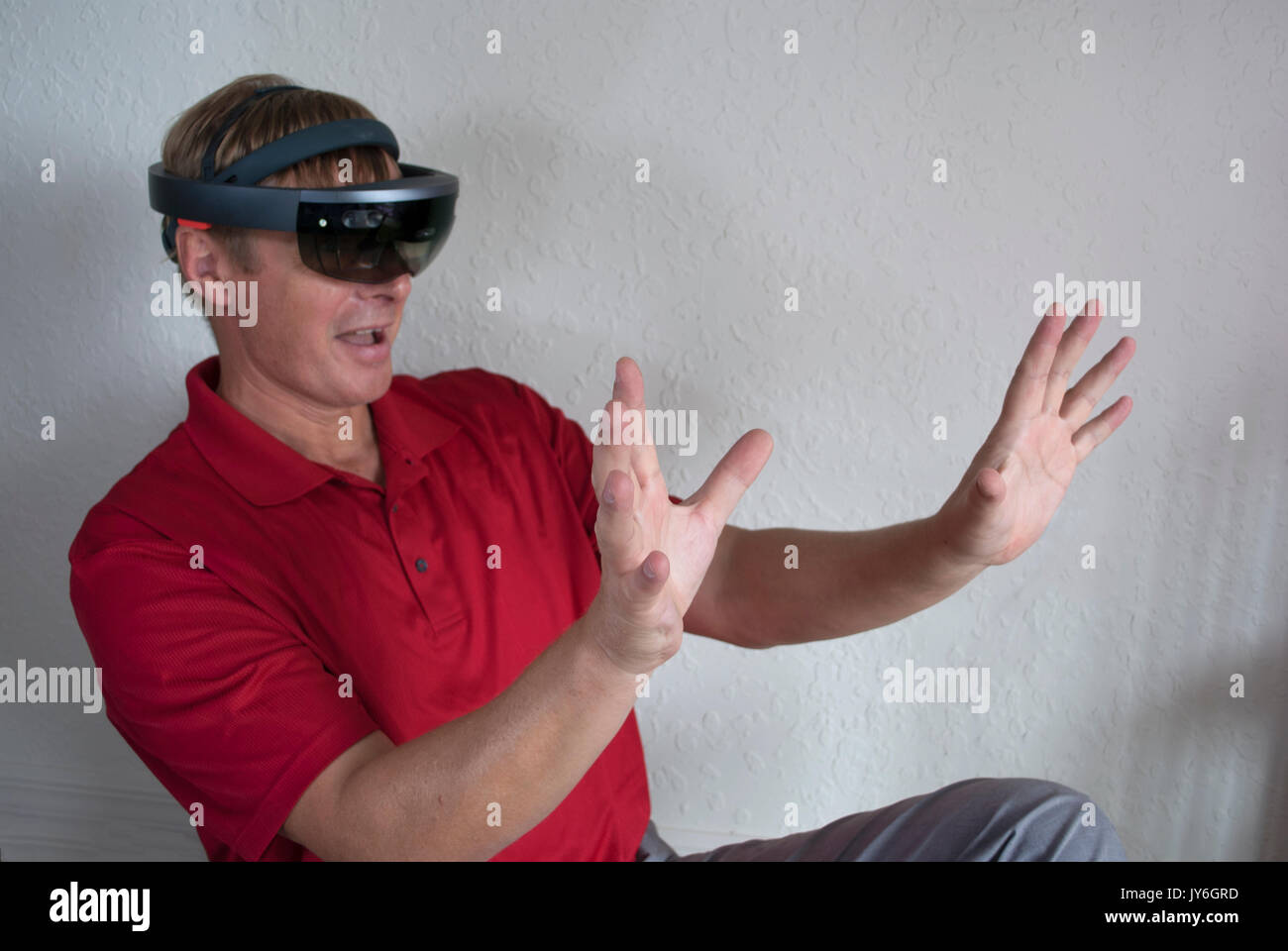 Techniker arbeiten mit intelligenten Gläser Erstellen virtueller Realität Stockfoto