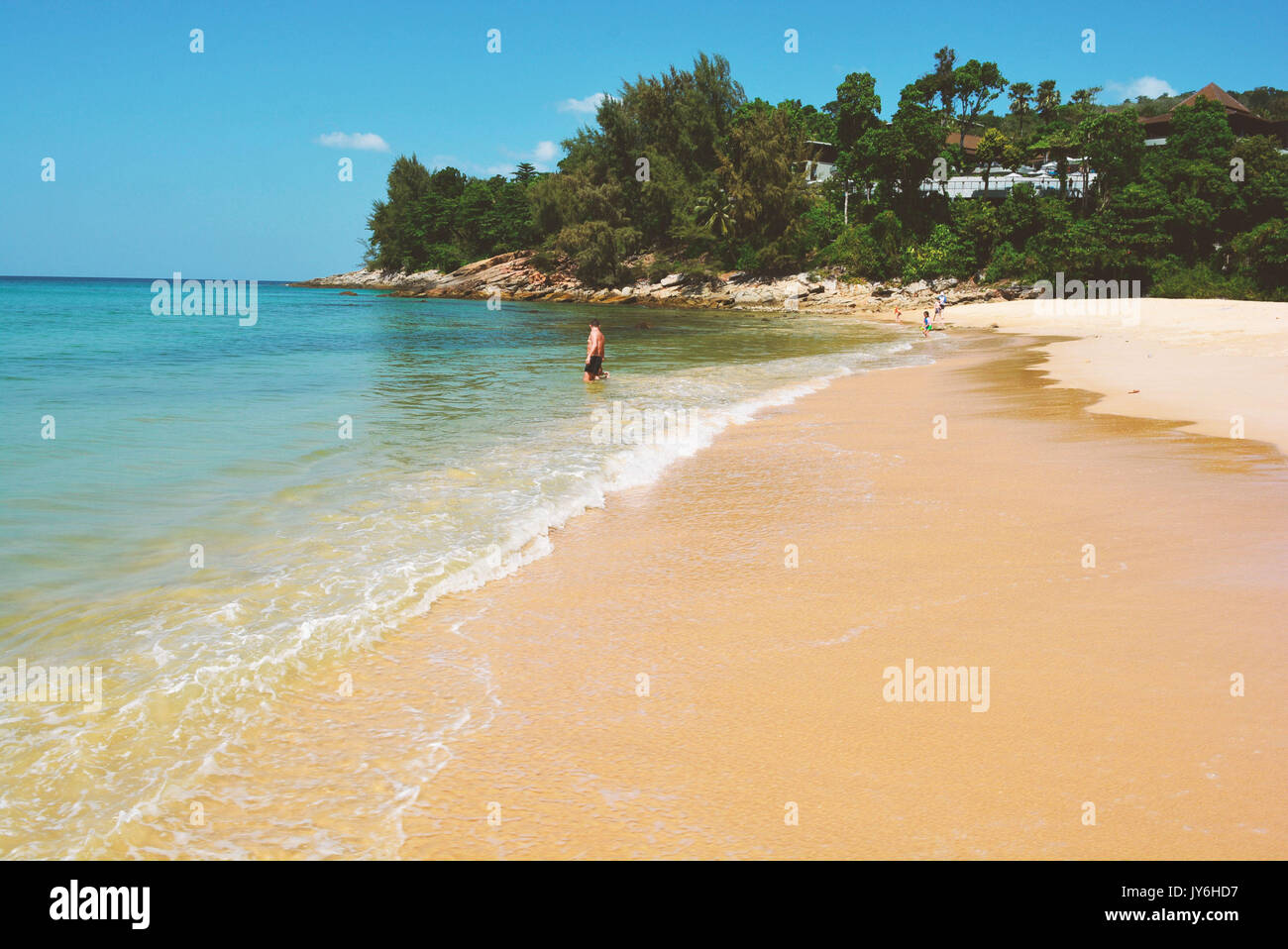 Phuket Strand mit Meer und Welle. Tropische Landschaft mit Strand und Bungalow in kleinen Wald Stockfoto