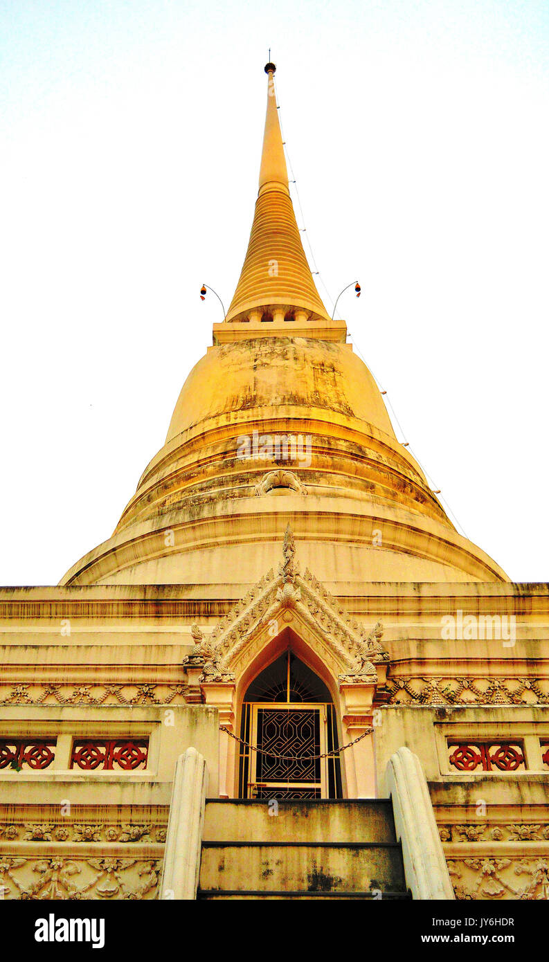 Thailand Gold Pagode scheint und die Himmel Hintergrund Stockfoto