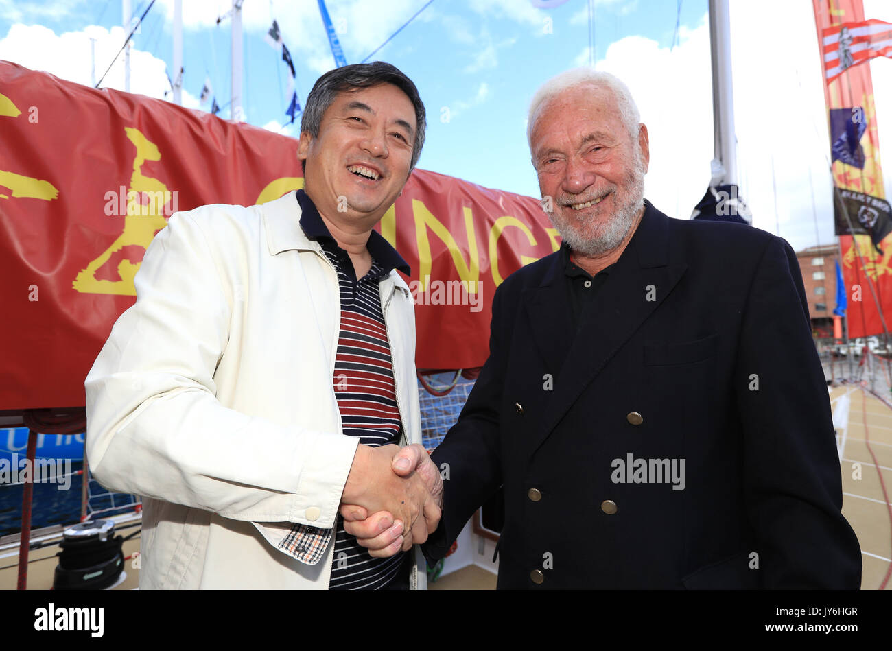 Sir Robin Knox-Johnston mit einem Gast während der taufzeremonie für Qingdao an den Albert Docks, Liverpool vor diesem Sonntag Start der Clipper Segelregatta rund um die Welt. PRESS ASSOCIATION Foto. Bild Datum: Freitag, August 18, 2017. Photo Credit: Tim Goode/PA-Kabel Stockfoto