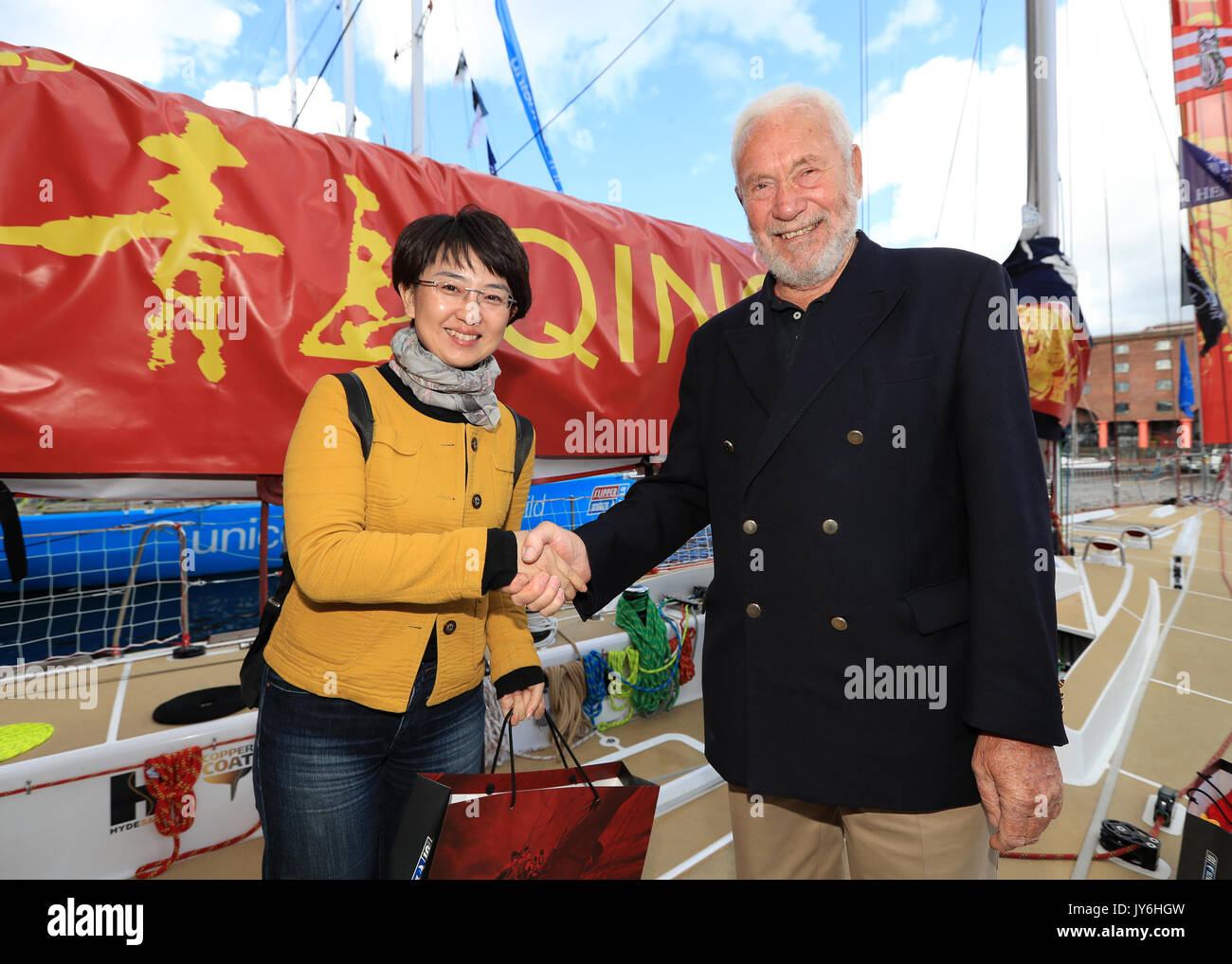 Sir Robin Knox-Johnston mit einem Gast während der taufzeremonie für Qingdao an den Albert Docks, Liverpool vor diesem Sonntag Start der Clipper Segelregatta rund um die Welt. PRESS ASSOCIATION Foto. Bild Datum: Freitag, August 18, 2017. Photo Credit: Tim Goode/PA-Kabel Stockfoto