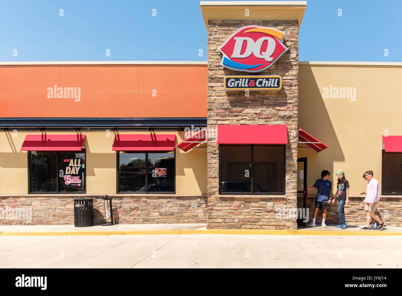 Die Außenseite des DQ, Dairy Queen fast food Restaurant in Norman, Oklahoma, USA. Jugendliche Eingabe für das Mittagessen. Stockfoto