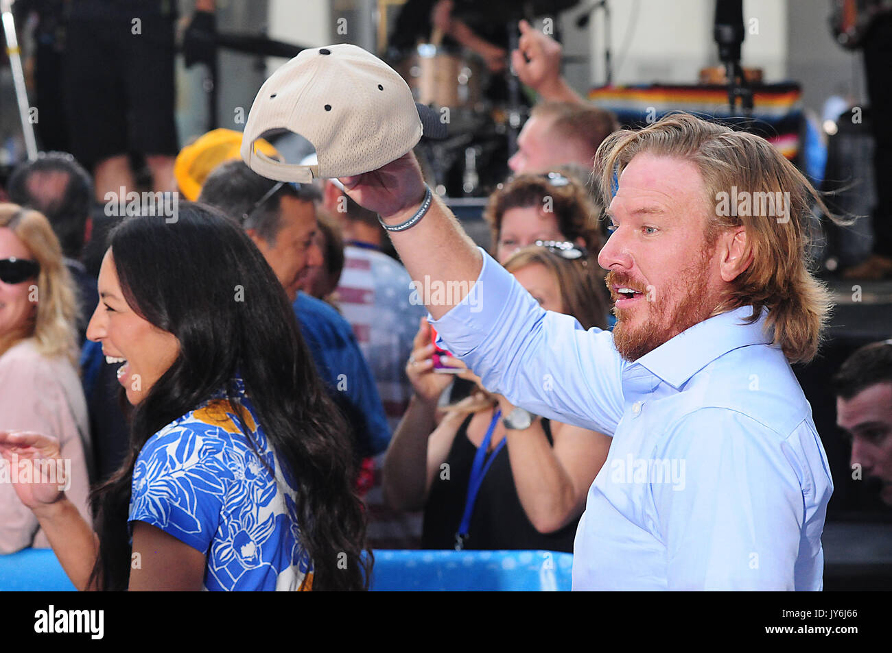 Joanna Gaines und Chip Gewinne ansehen Chris Stapleton auf NBC's "Heute" am Rockefeller Plaza in New York City. Mit: Joanna Gaines, Chip Gewinne Wo: New York City, New York, United States Wann: 18 Aug 2017 Quelle: Dan Jackman/WENN.com Stockfoto