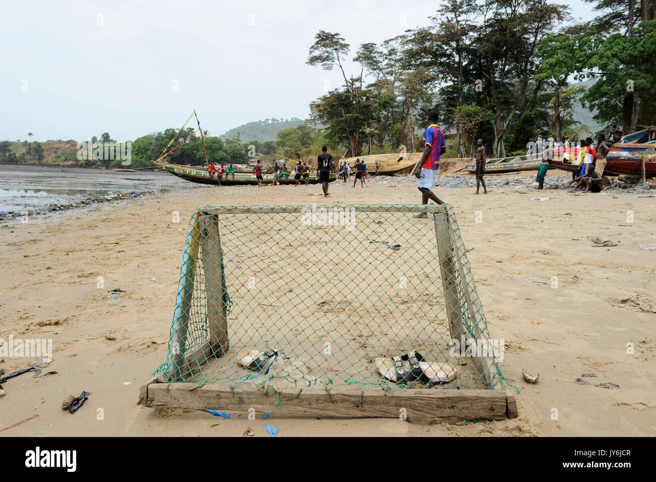 SIERRA LEONE, Tombo, Fischereihafen, die Ernährungssicherheit und die livelyhood der kleinen Fischer, die von der Internationalen große Trawler Flotte betroffen sind, Fußballtor vom Fischen net Stockfoto