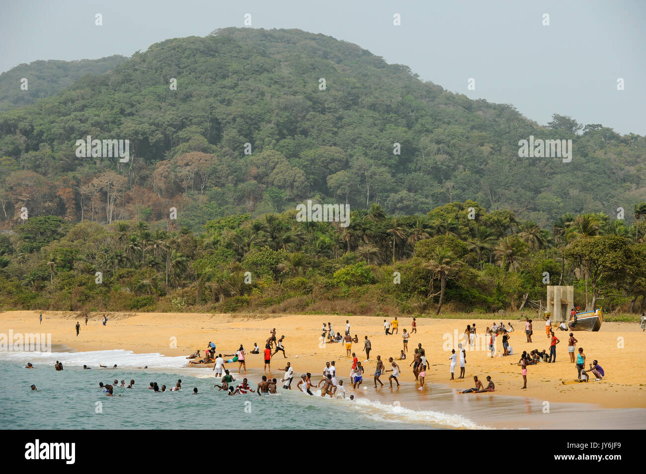 SIERRA LEONE Kent, Strand am Atlantischen Ozean, westlichen Bereich Halbinsel Wald hinter/SIERRA LEONE Kent, Strand am Atlantischen Ozean Stockfoto