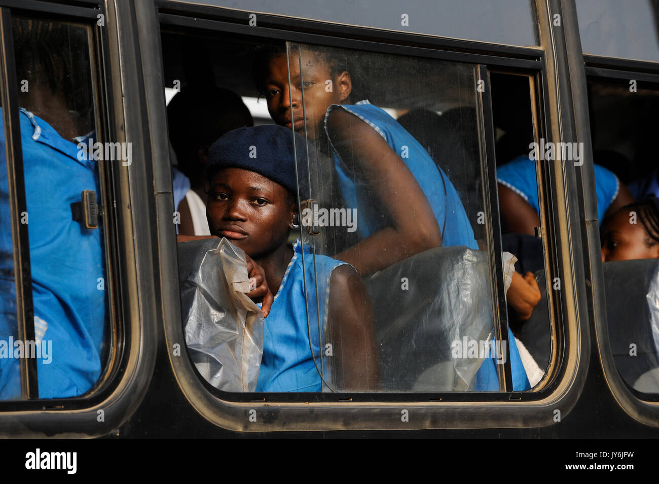 SIERRA LEONE, Kent, Schule Mädchen in der blauen Uniform in den öffentlichen Bus/SIERRA LEONE, Kent, Maedchen in einem Bus Stockfoto