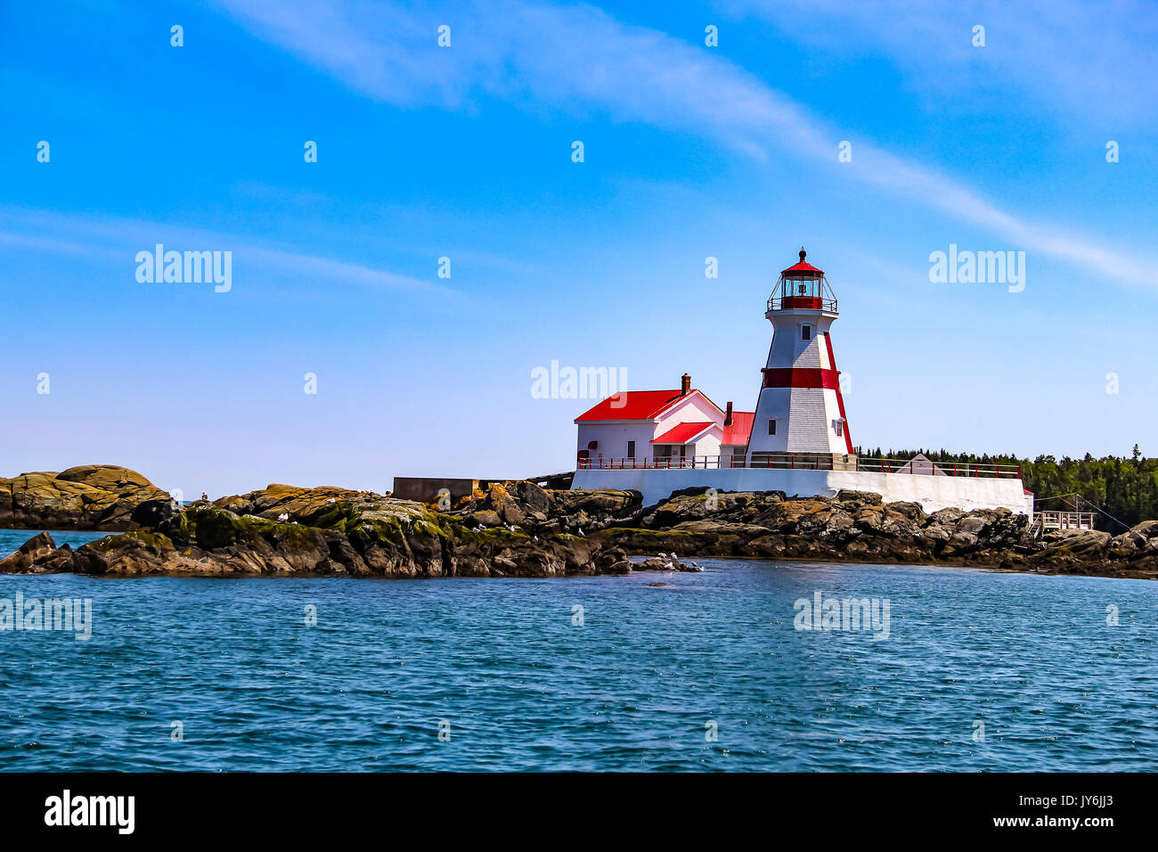 Der alte Leuchtturm auf der Insel im Atlantischen Ozean in der Nähe von New Brunswick, Kanada, blauer Himmel und Wasser Landschaft {Wasserlandschaft} Stockfoto