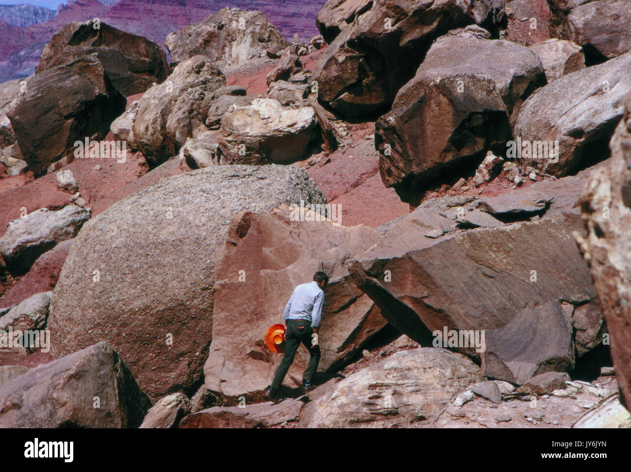 Edward Abbey, Autor von Desert Solitaire, hier in der Wüste im Canyonlands National Park im Jahr 1969 dargestellt. Stockfoto