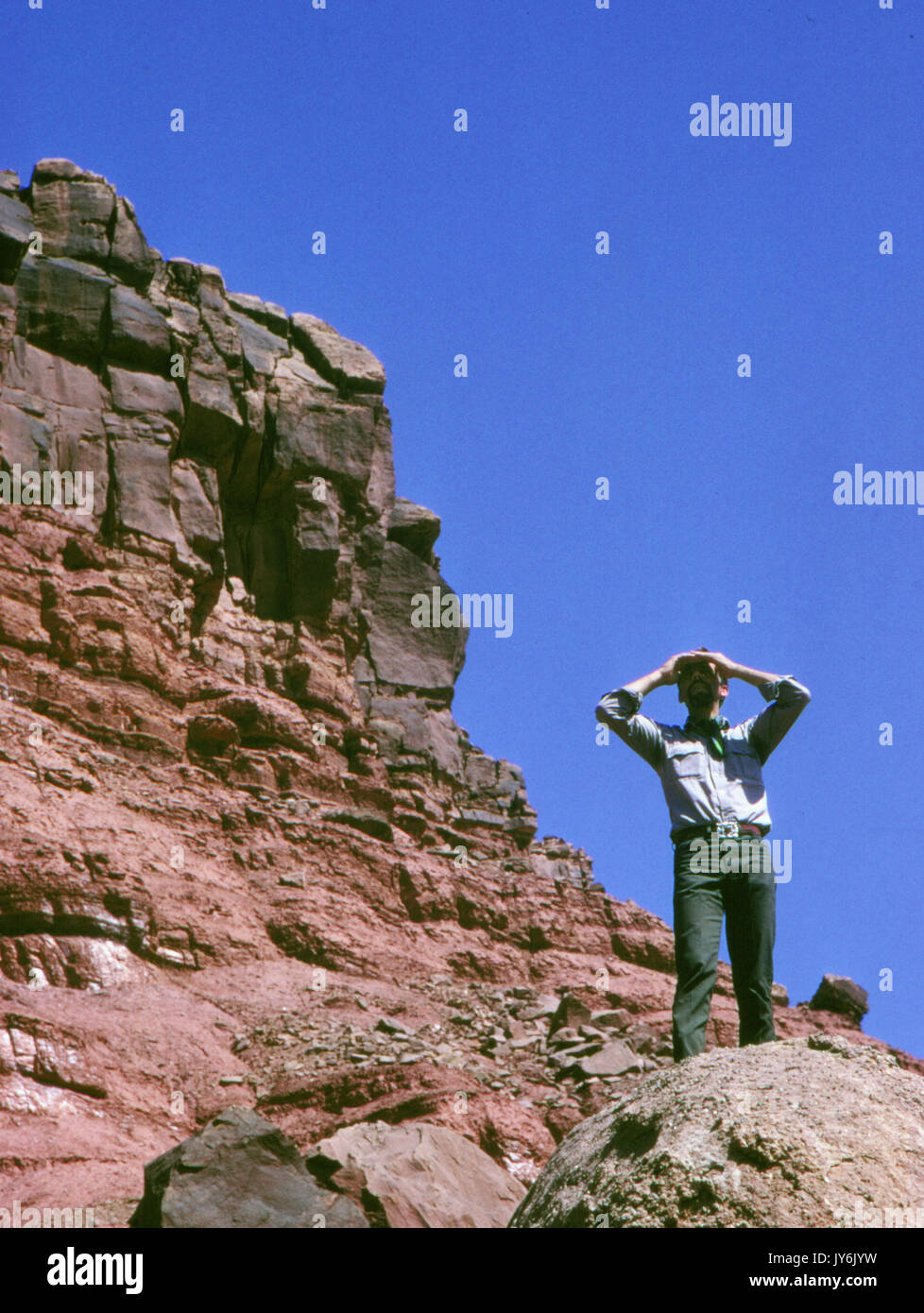 Edward Abbey, Autor von Desert Solitaire, hier in der Wüste im Canyonlands National Park im Jahr 1969 dargestellt. Stockfoto