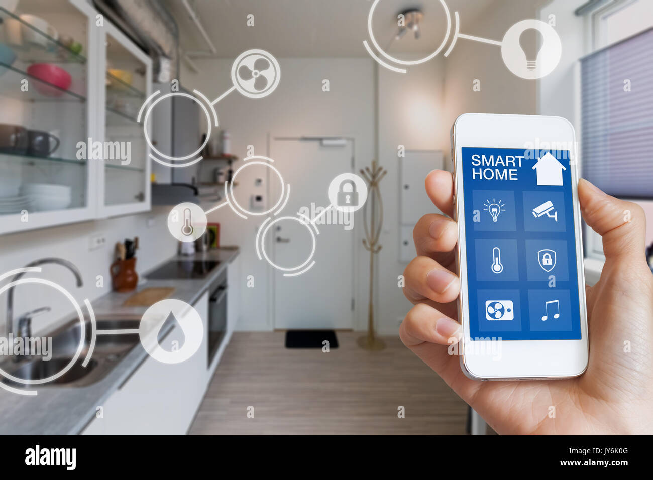 Smart Home Interface auf dem Smartphone App Bildschirm mit Augmented Reality (AR) Blick auf Internet der Dinge (IOT) verknüpfte Objekte im Appartement interio Stockfoto