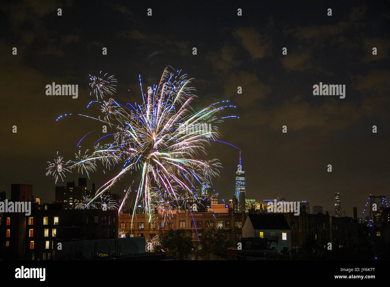 Blick auf zufällige Feuerwerk am 4. Juli 2017 von Lower Manhattan von Williamsburg, Brooklyn. Stockfoto