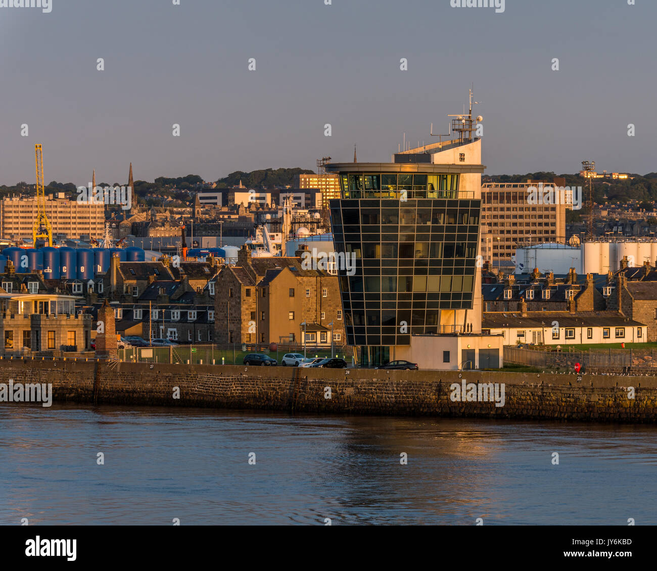 Hafen Aberdeen, Schottland, Vereinigtes Königreich, 16. August 2017. Aberdeen Hafen und Stadt in der Dämmerung mit der Marine Operations Turm auf dem Meer an der Wand. Stockfoto