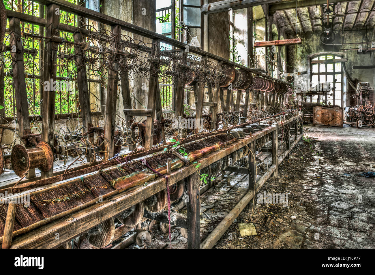 Alten Webstuhl und spinnereimaschinen an einer verlassenen Fabrik Stockfoto