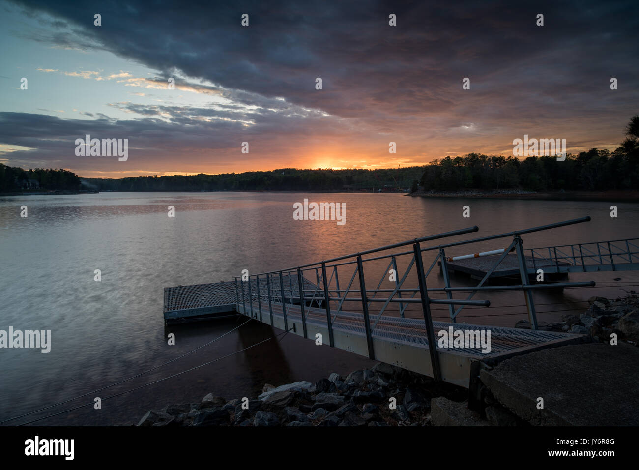 Sonnenuntergang bei wenig Hall Park. Kleine Halle Park liegt westlich von Gainesville, GA auf dem Lake Lanier. Es ist ein sehr schöner Park, mit einem großen Boot Dock, Picknicken, sowie einem Strand. Zu bestimmten Zeiten des Jahres, kann es effektiv für entweder Sonnenuntergang bzw. Sonnenaufgang fotografiert werden. Lake Lanier (See Sydney Lanier) ist eine 38.000 Hektar große See mit mehr als 690 Meilen Küstenlinie im Norden von Georgia. Es wurde durch das Ausfüllen des Buford Damm am Chattahoochee River im Jahre 1956 entstanden. Es wird auch von den Chestatee Fluss gespeist. Stockfoto