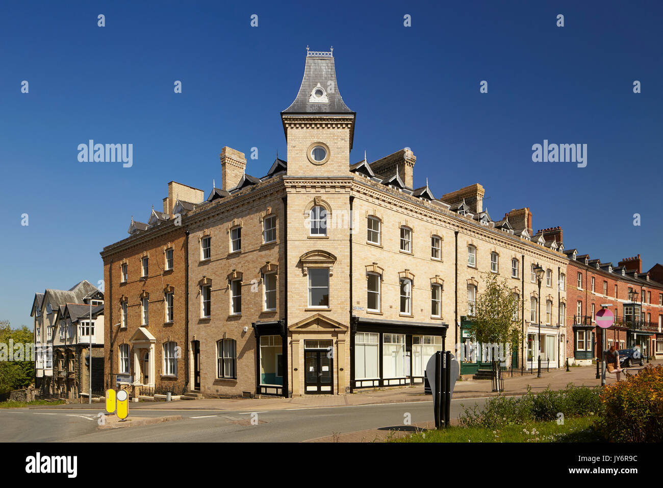Viktorianisches Gebäude an der Kreuzung hohe St und Ithon Straße Llandrindod Wells Powys Wales UK Stockfoto