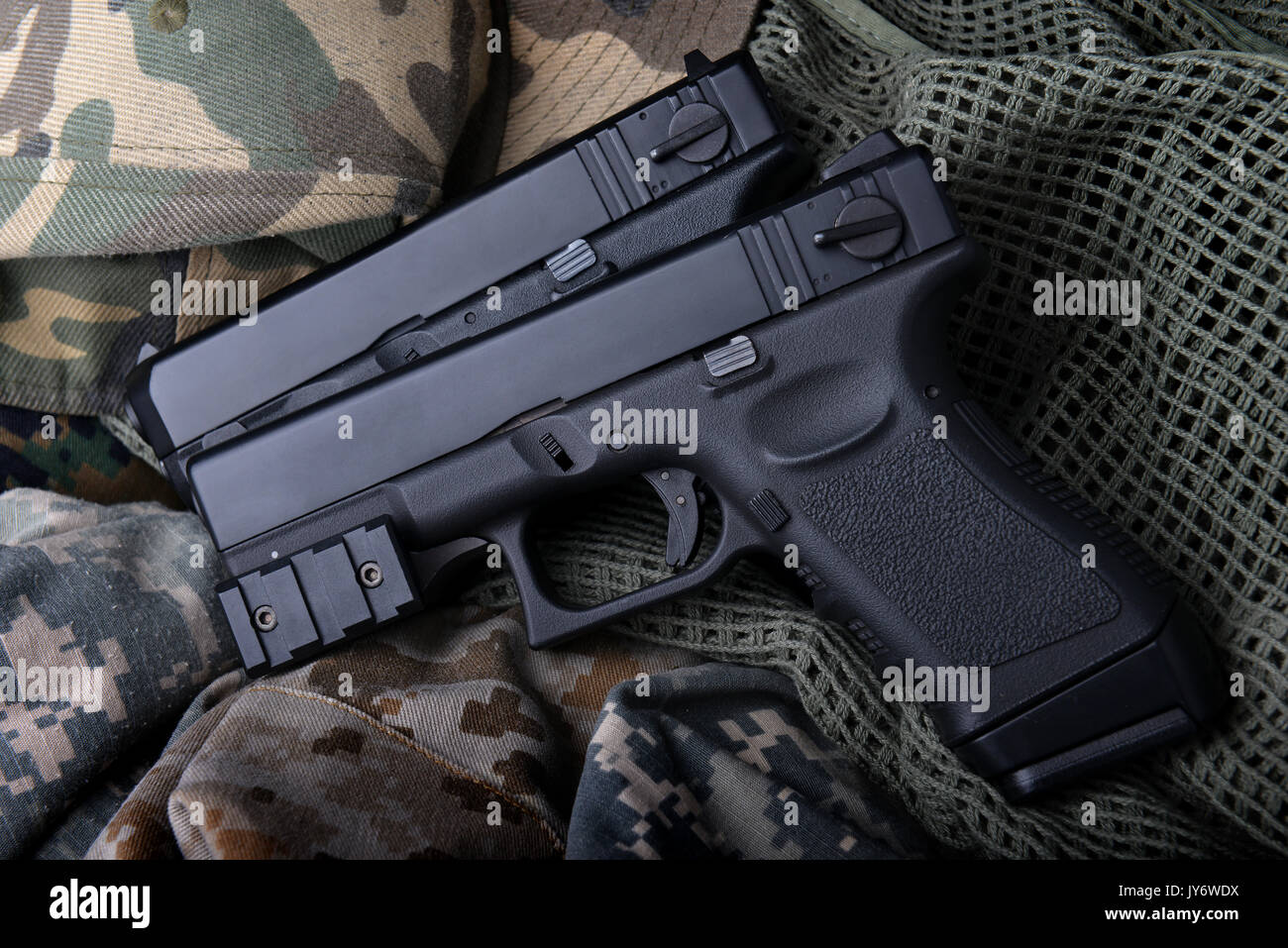 Pistal automatische kurze Handfeuerwaffe in die US-Armee Prop Hintergrundfoto in Cremekonsistenz und dunklen Schatten Konzept. Stockfoto