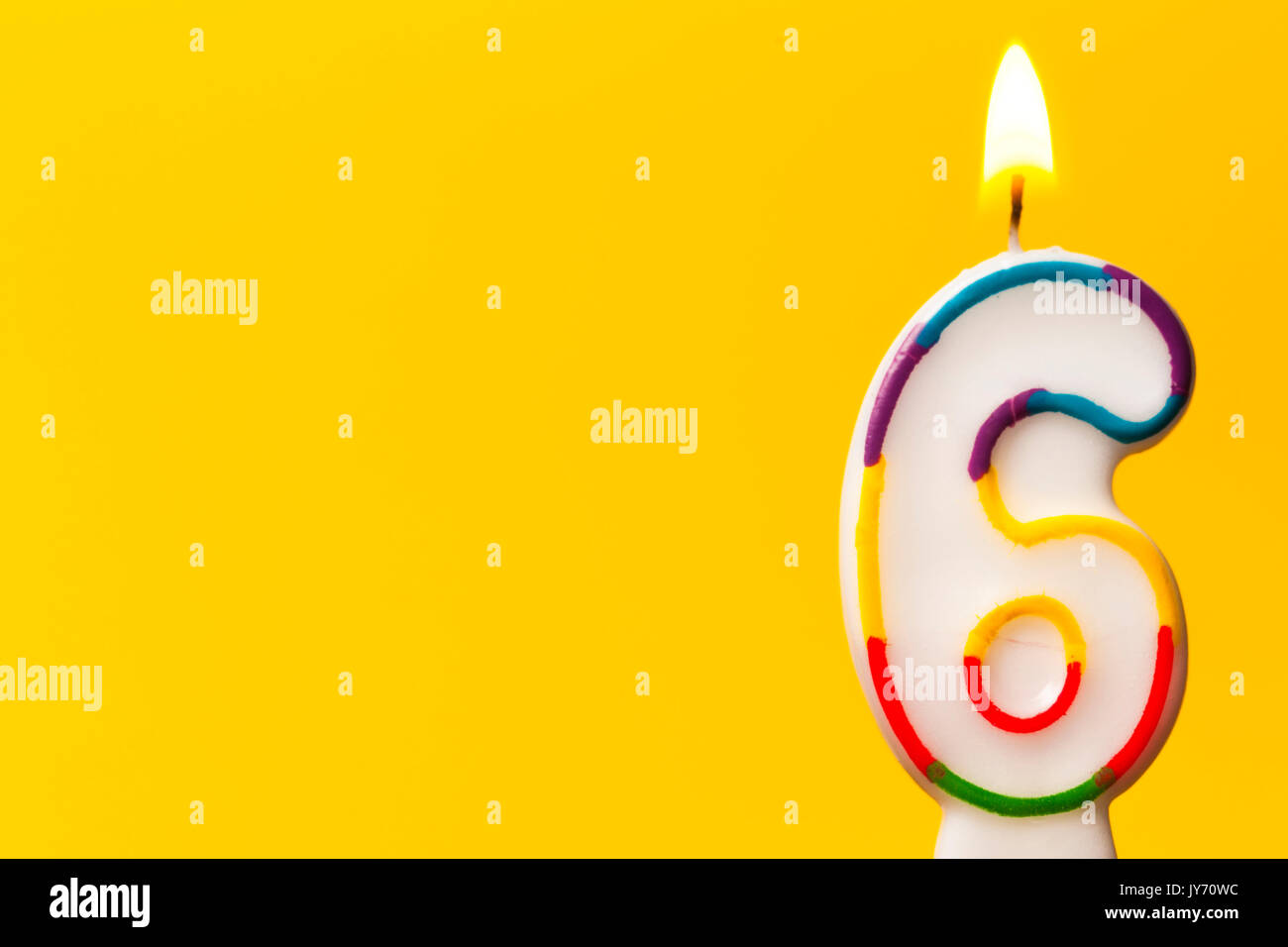 Nummer 6 Geburtstag Kerze gegen einen hellen Hintergrund gelb Stockfoto