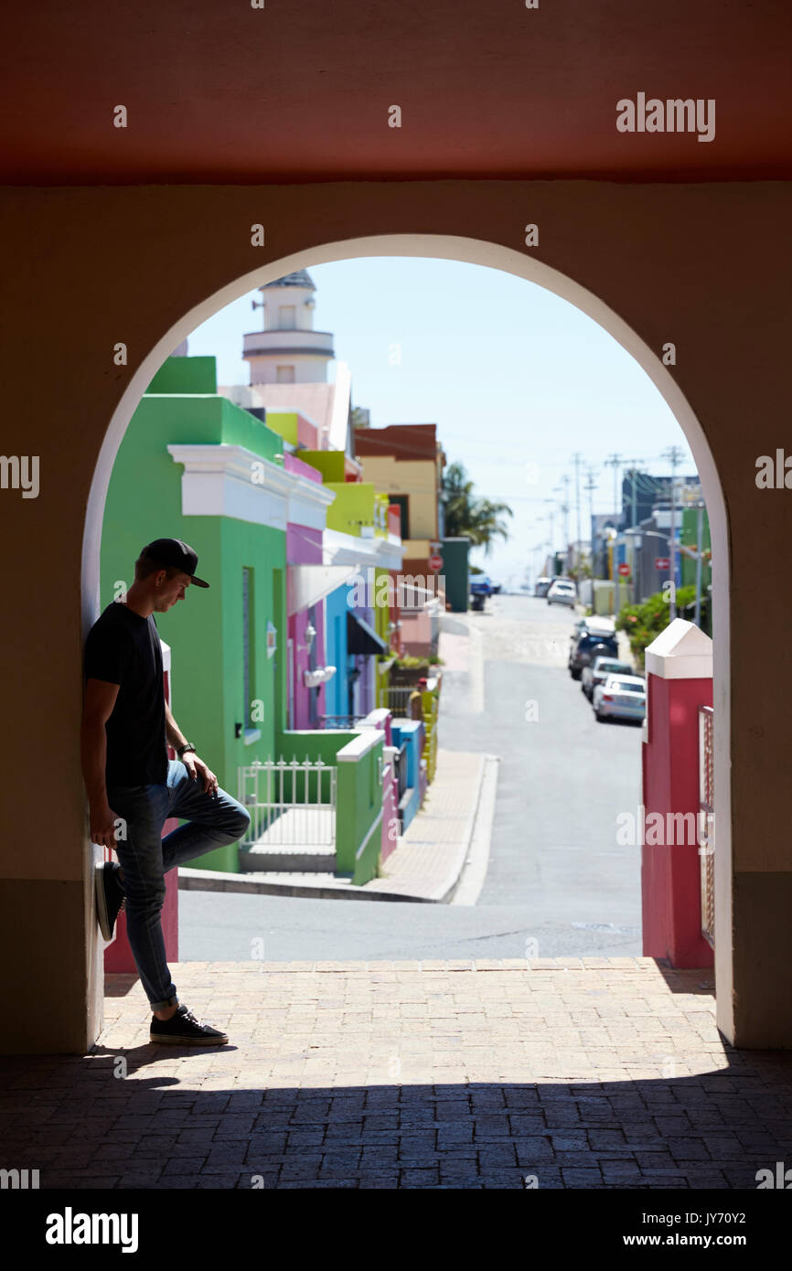 Junge Mann in schattigen Torbogen, Bo Kaap, Kapstadt, SA Stockfoto