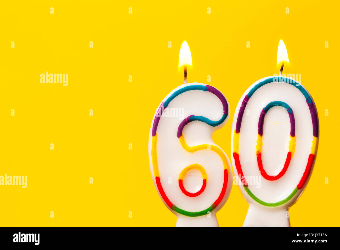 Nummer 60 Geburtstag Kerze Gegen Einen Hellen Hintergrund Gelb Stockfotografie Alamy