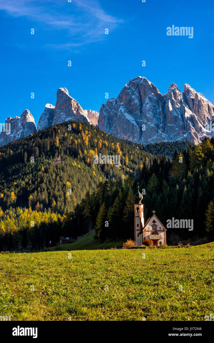 St. Johann in Ranui, Val di Funes, Trentino Alto Adige, Italien. Die berühmte Kirche im Villnösser Tal. Stockfoto
