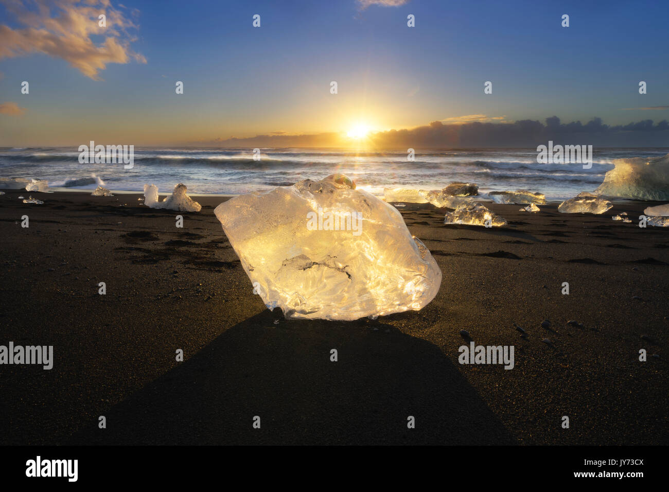 Eisblock am schwarzen Strand in Gletscherlagune Jokulsarlon bei Sonnenaufgang, Eastern Island, Europa Stockfoto