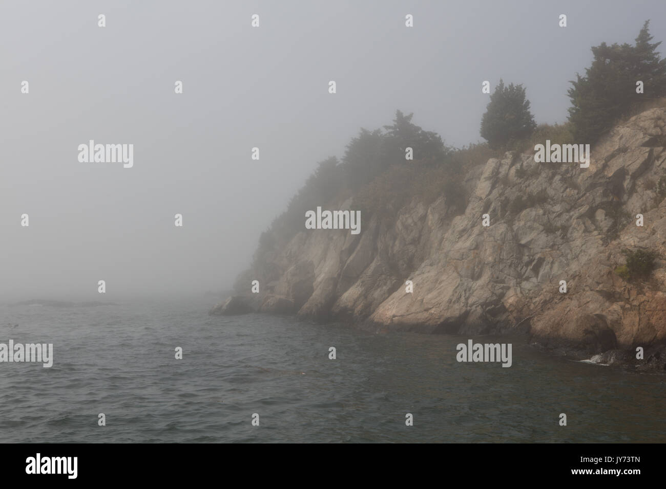 Die felsigen Klippen von Fort Wetherill in Jamestown, RI. Stockfoto
