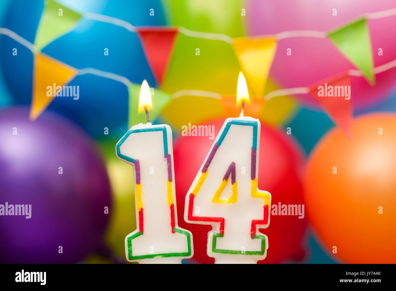 Alles Gute zum Geburtstag Nr. 14 Feier Kerze mit bunten Luftballons und Bunting Stockfoto
