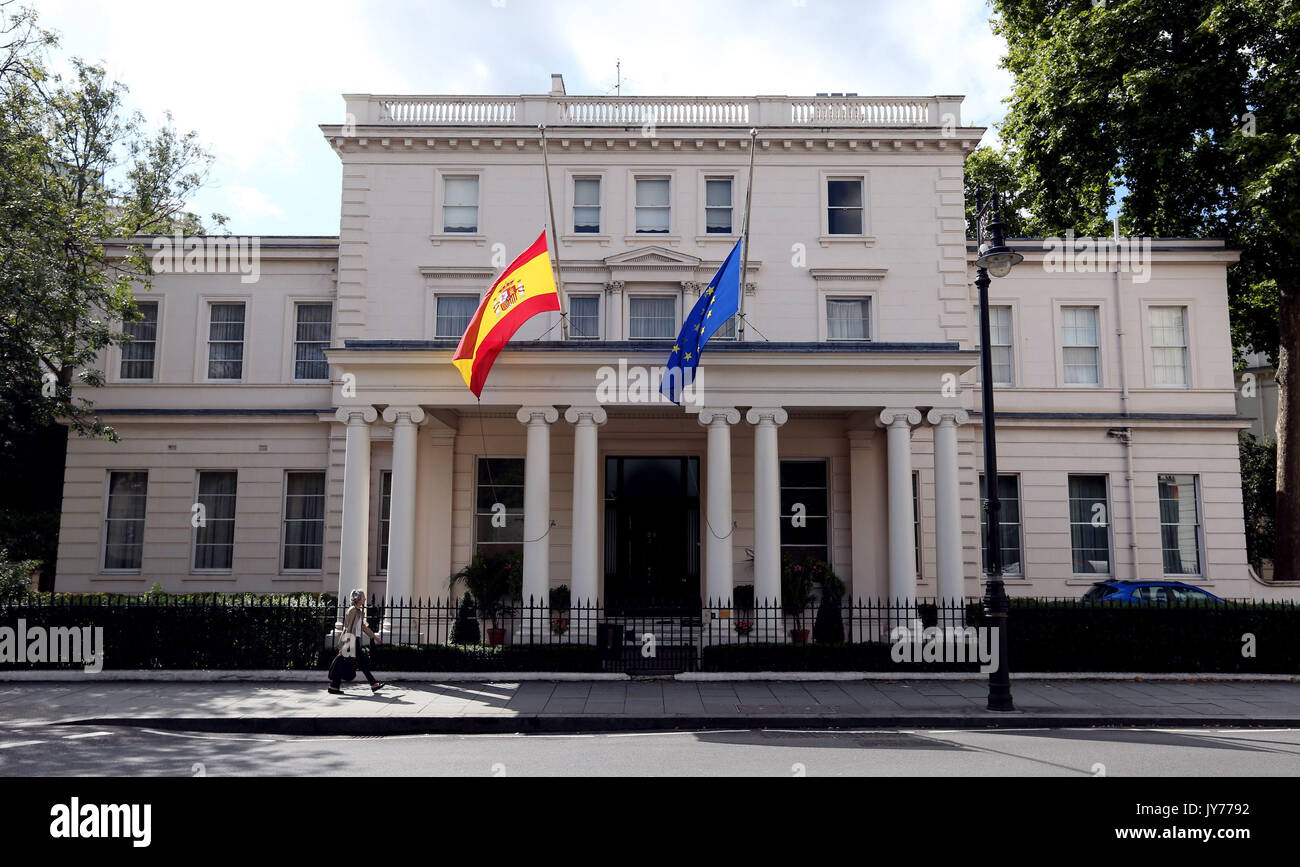 Fahnen wehen auf Halbmast außerhalb der Spanischen Botschaft in London nach der gestrigen Angriffe im Land in Cambrils und Barcelona. Stockfoto