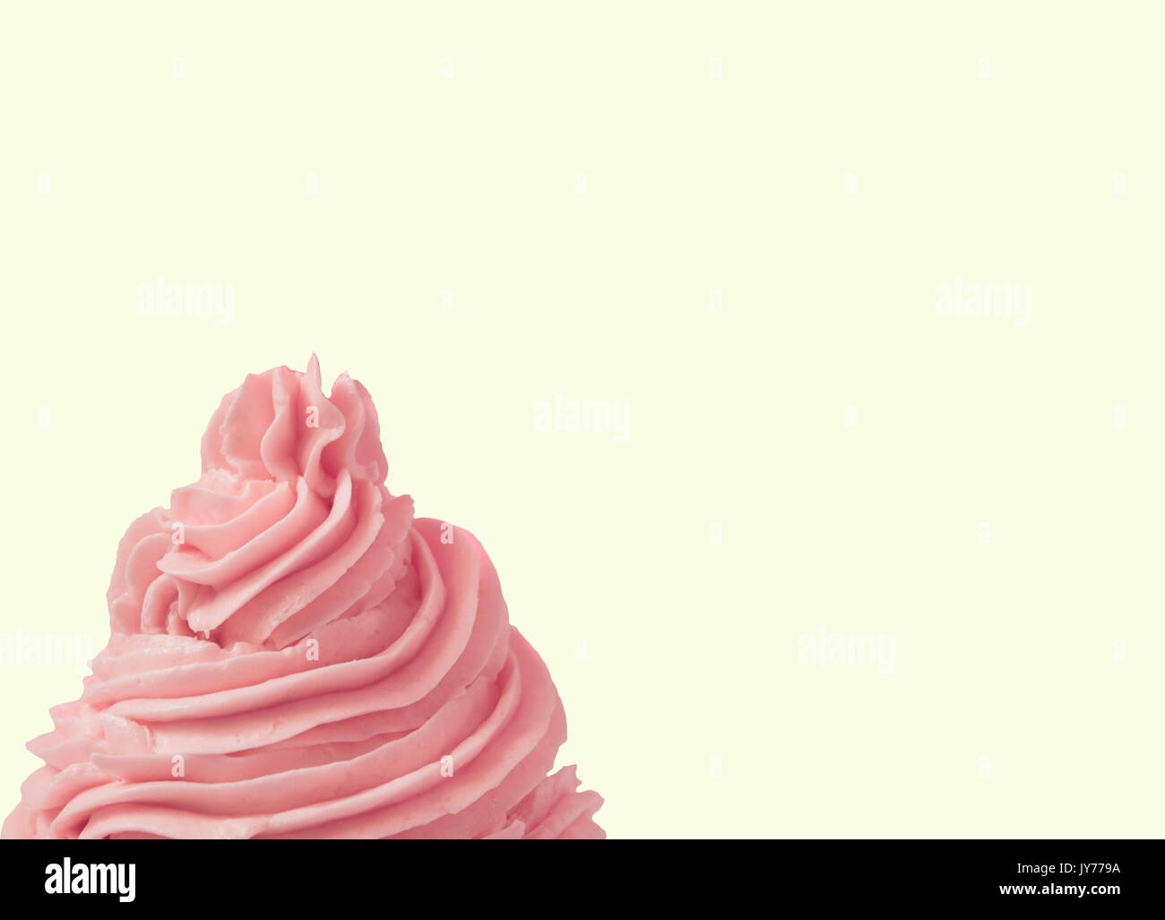 Erdbeere weiche Creme Swirl in weißem Hintergrund Stockfoto