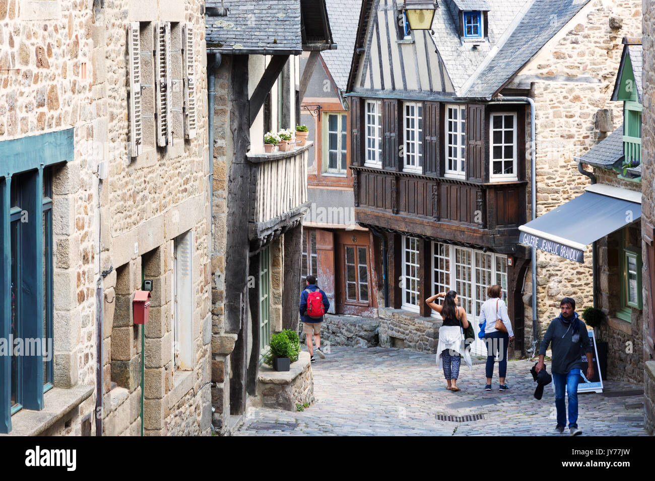 Dinan Bretagne Frankreich - Straßenszene in der ummauerten Stadt, oder Altstadt, Dinan, Frankreich Europa Stockfoto