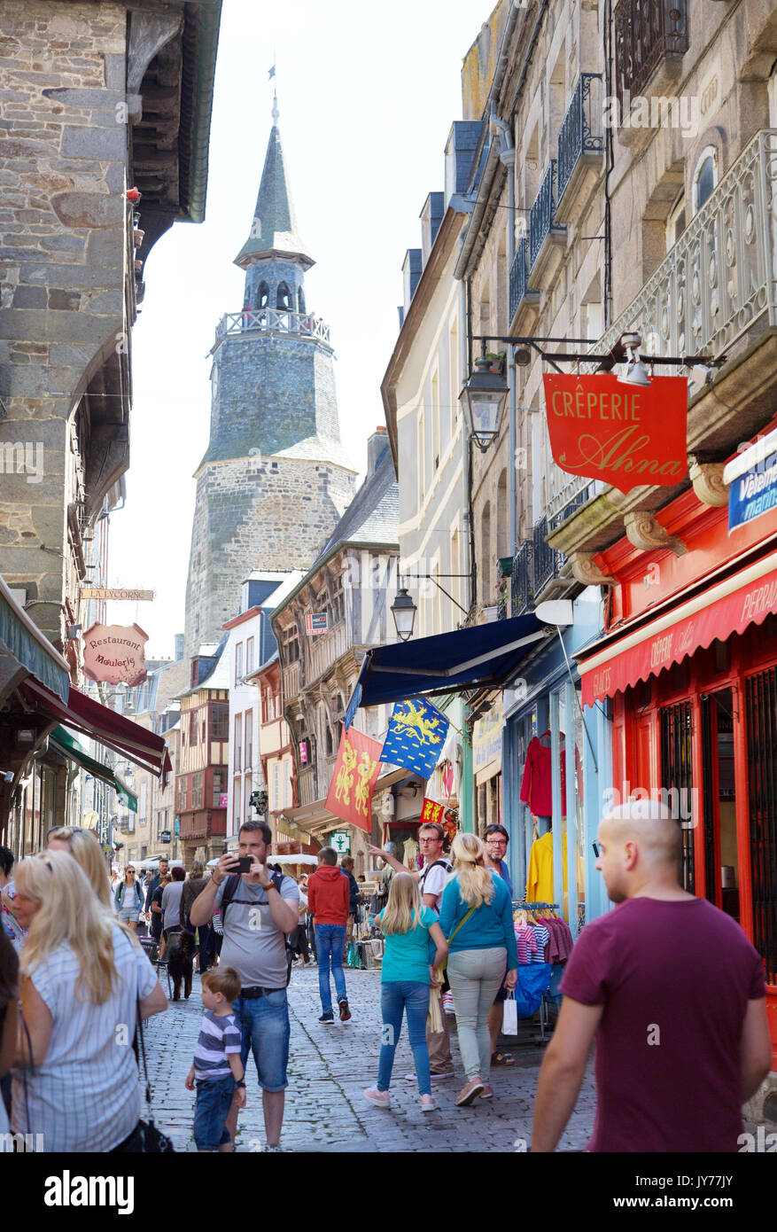 Dinan Bretagne Frankreich - Straßenszene in der ummauerten Stadt, oder Altstadt, Dinan, Frankreich Europa Stockfoto
