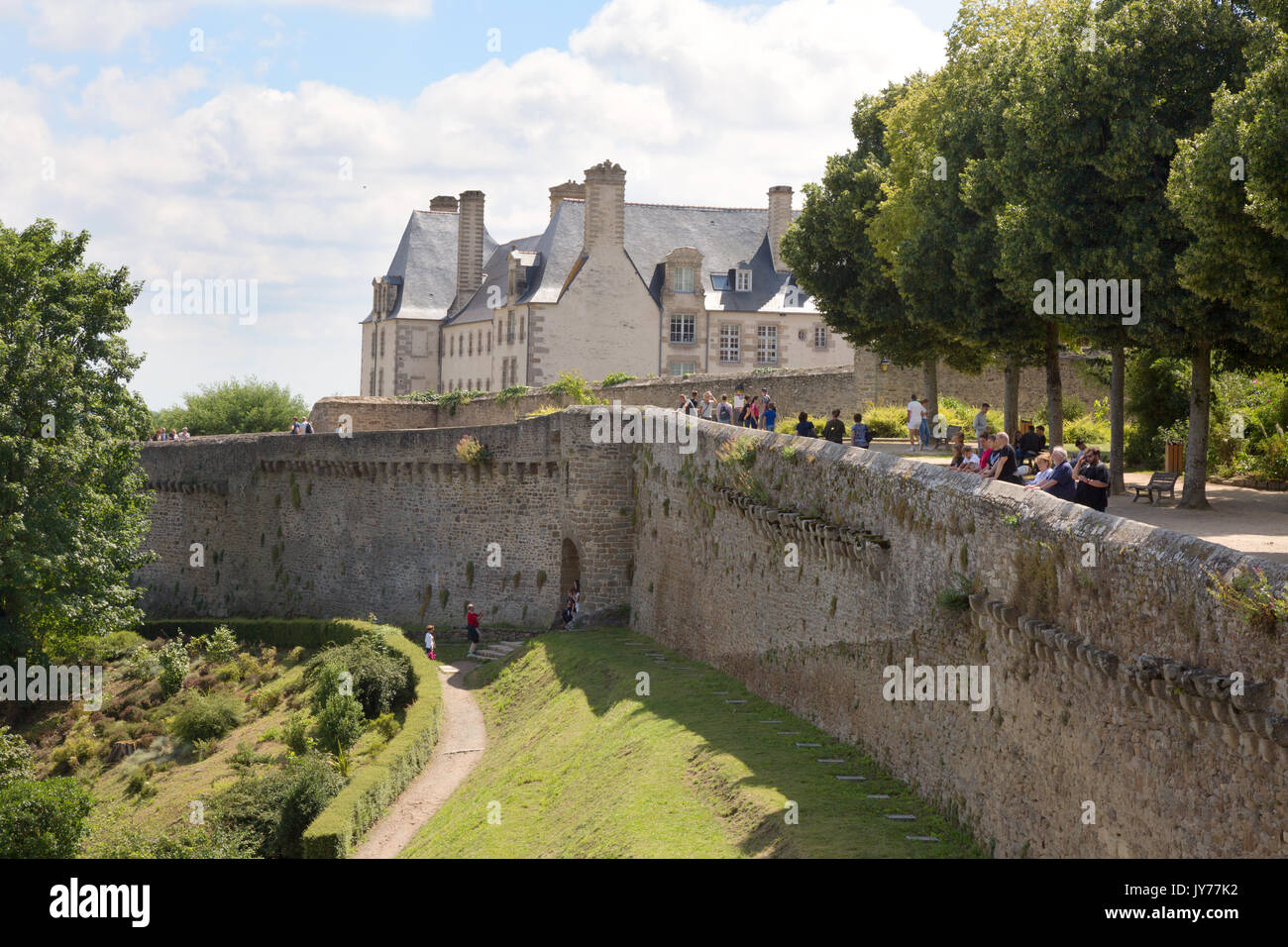 Dinan Frankreich ummauerten Stadt - Menschen zu Fuß die Mauern der alten Stadt, Dinan, Bretagne Frankreich Stockfoto