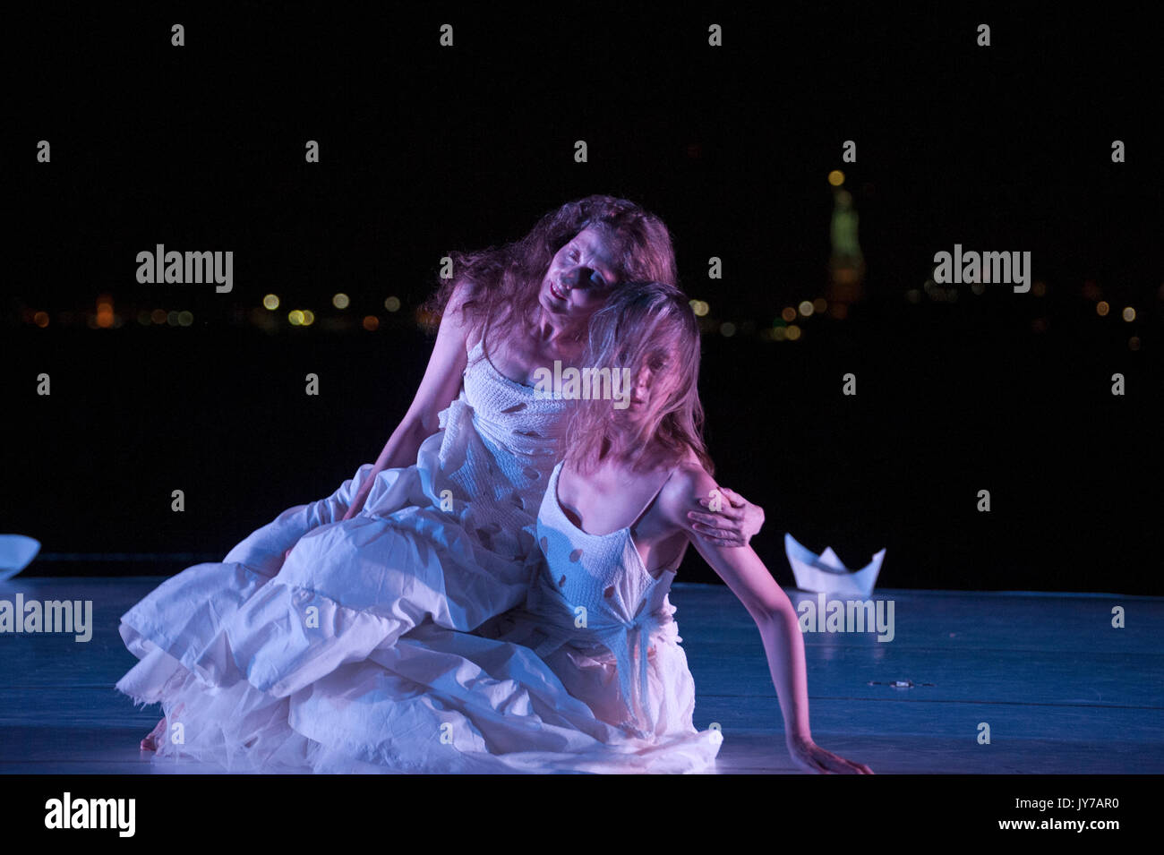 Maxine Steinman und Tänzerinnen" noch Sitzen Wir" an der Batterie Dance