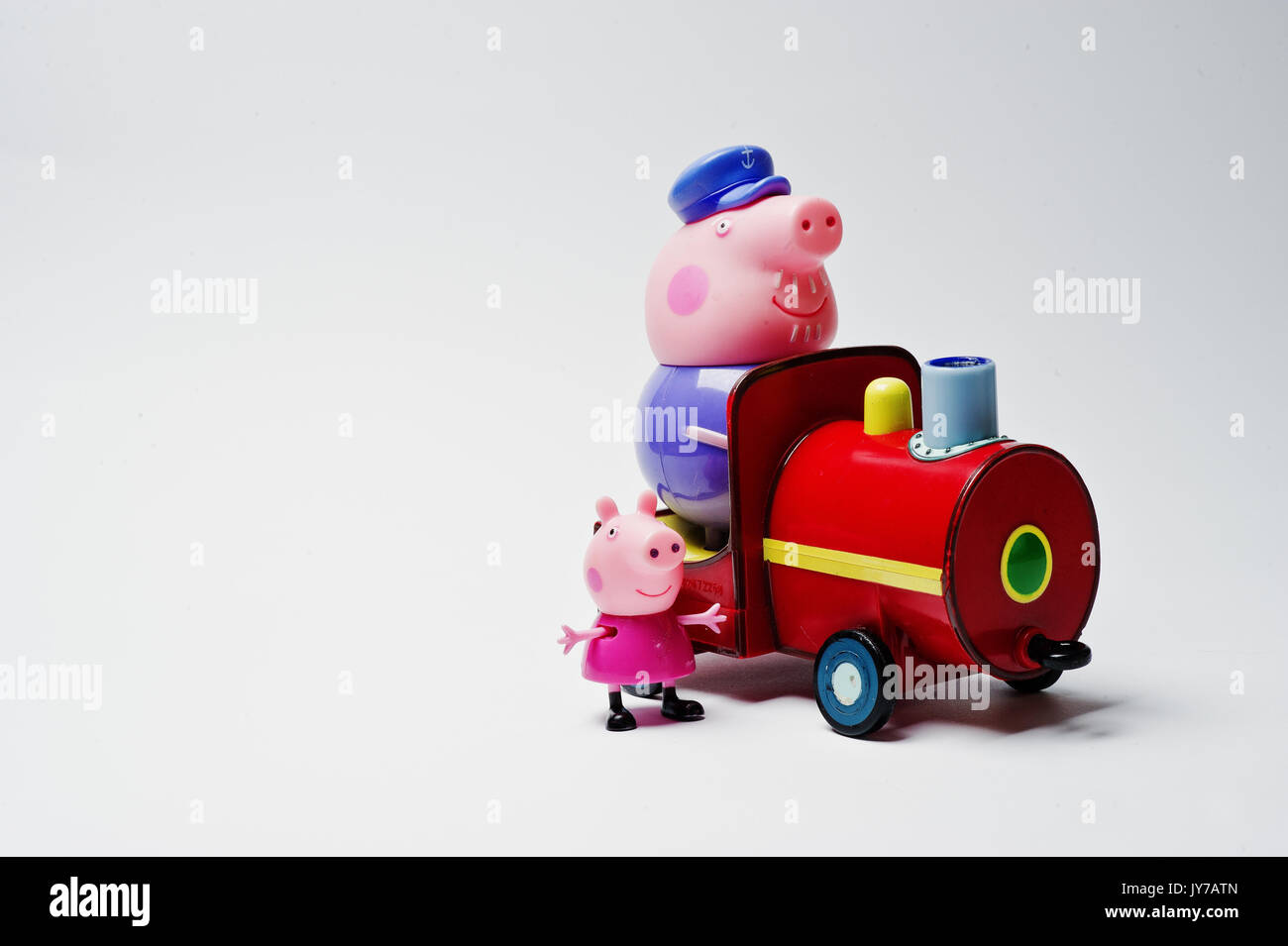 Hai, Ukraine - August 10, 2017: Zwei Spielzeug Zeichen in einem Zug von berühmten Cartoon Solitärspiele. Stockfoto