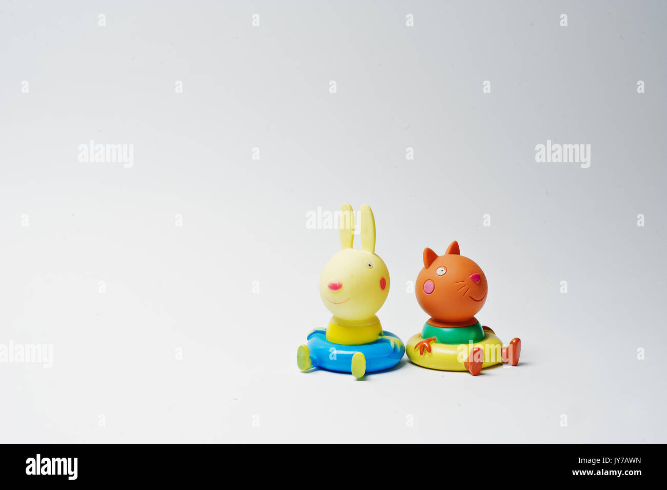 Hai, der Ukraine - 10. August 2017: einige Spielzeug Zeichen sitzen auf die weiße Fläche, von der beliebten cartoon Solitärspiele. Stockfoto