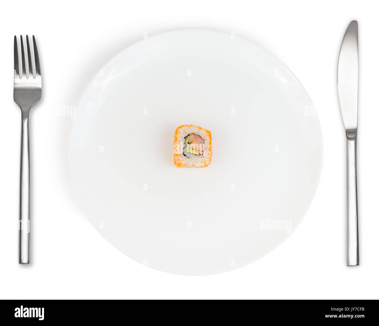Single sushi Rollen in der Mitte der weißen Teller mit Messer und Gabel auf weißem Hintergrund. Lebensmittel und Ernährung Konzept. Stockfoto
