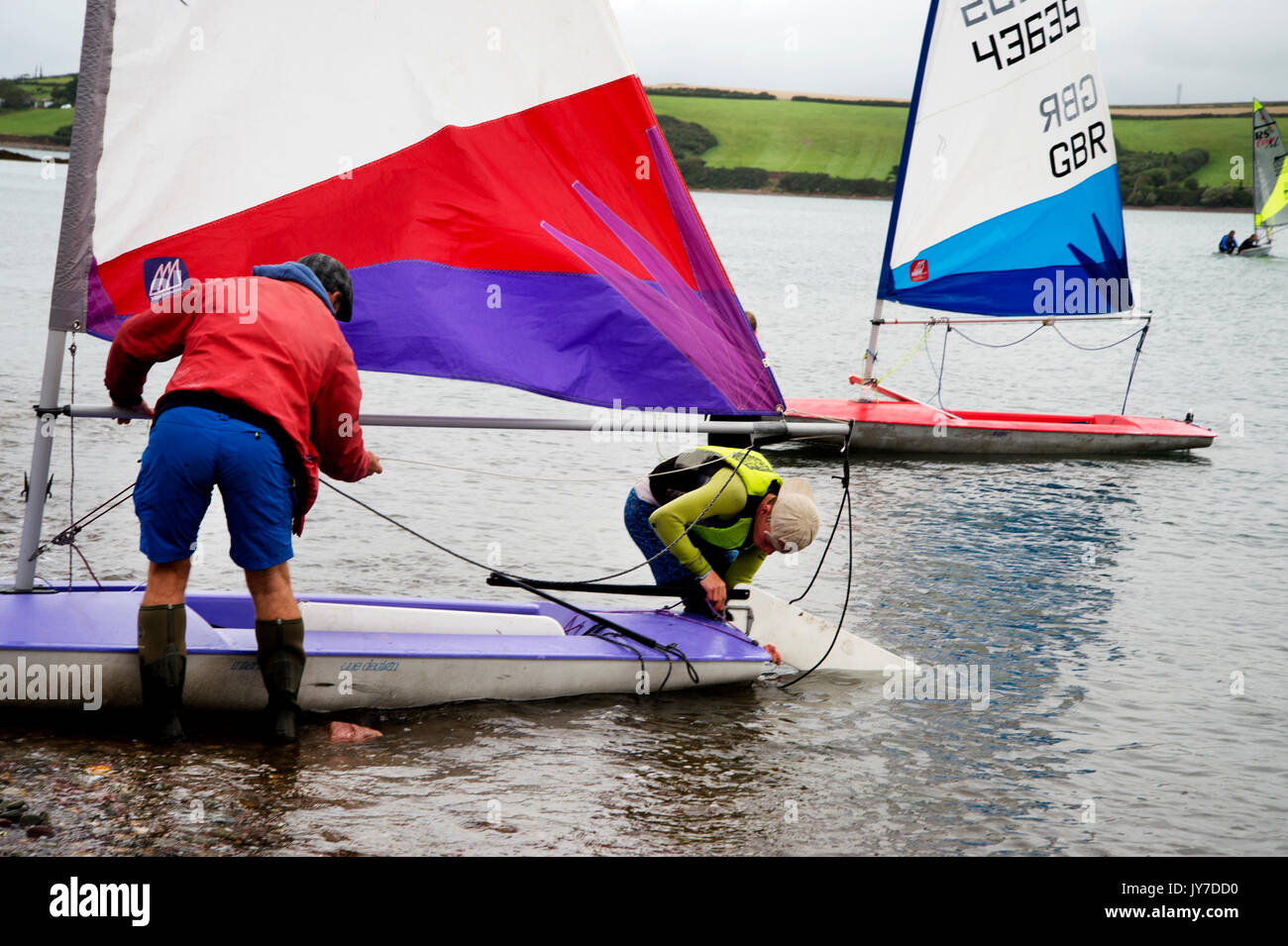 Dale, West Wales. Topper Jollen vom Strand vorbereiten, die Segel zu setzen. Stockfoto