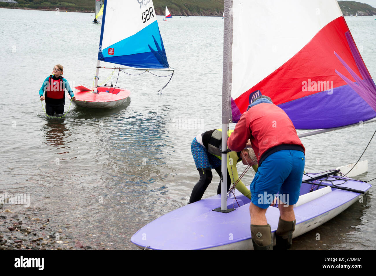 Dale, West Wales. Jollen vom Strand vorbereiten, die Segel zu setzen. Stockfoto