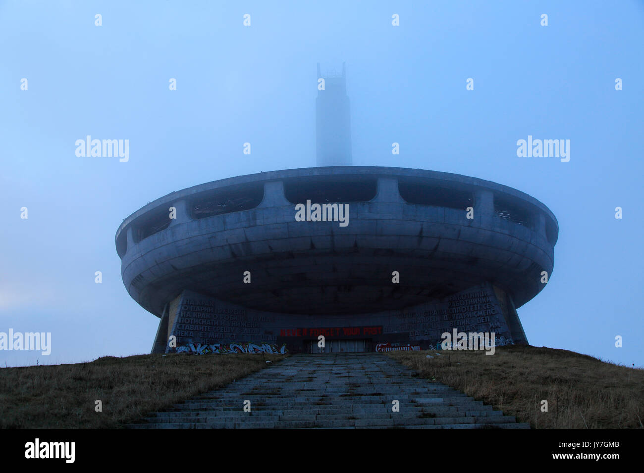 Buzludzha Denkmal ehemals kommunistischen Parteizentrale, Bulgarien, Osteuropa im dichten Nebel Stockfoto