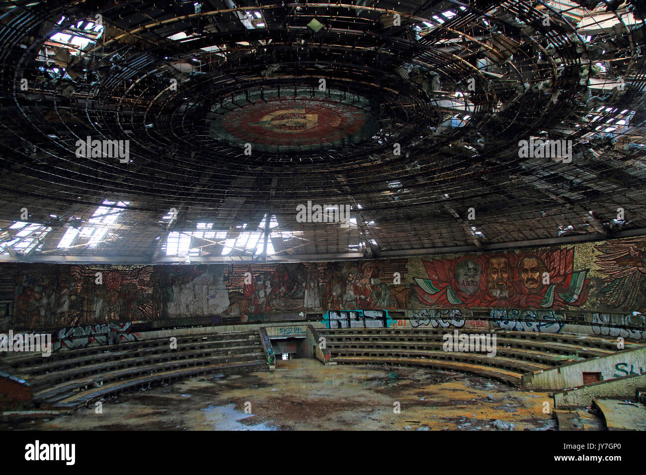 In verfallenden Buzludzha Denkmal ehemals kommunistischen Parteizentrale, Bulgarien Stockfoto