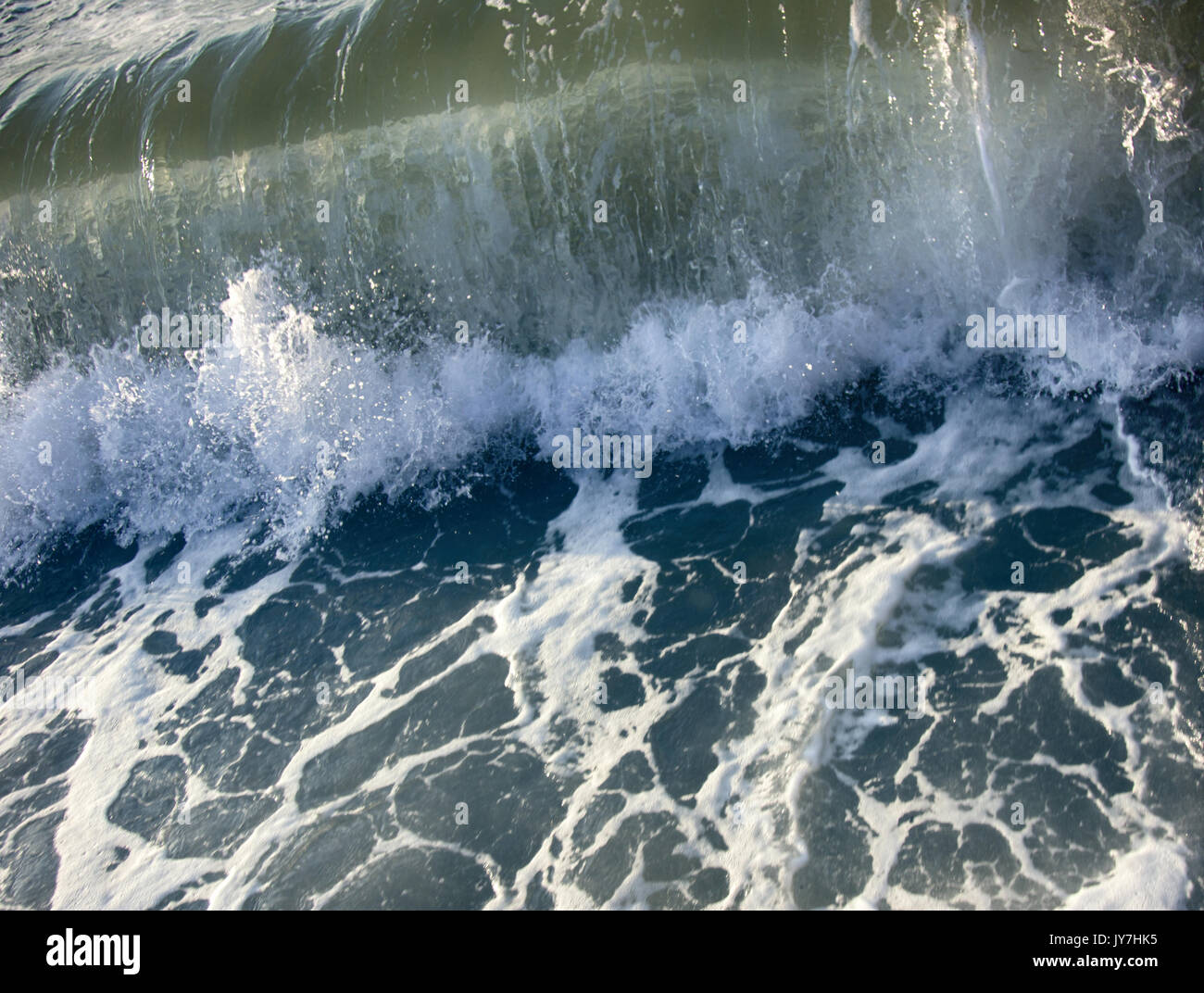 Tosende Meer Wasser am Strand. Kräfte der Natur in der Leistung der Wellen des Ozeans Stockfoto