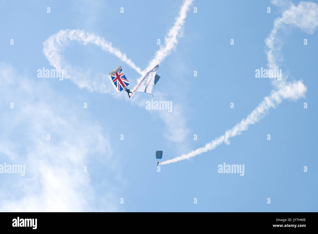 Parchuting an Airbourne 2017 in Eastbourne, England, Großbritannien Stockfoto