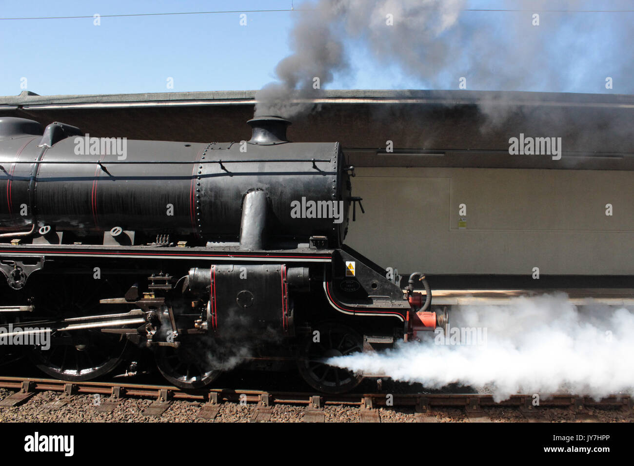 Seitenansicht der vorderen schwarzen Fünf Dampflok 44871 durch Carnforth Bahnhof. Stockfoto