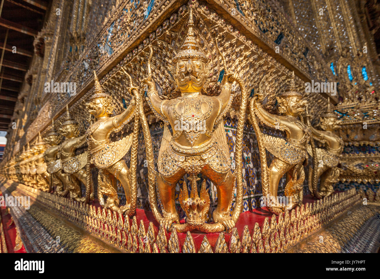 Garudas fabeltiere als externe guardian Statuen des Smaragd Buddha, Wat Phra Kaew Tempel, Grand Palace, Bangkok, Thailand Stockfoto