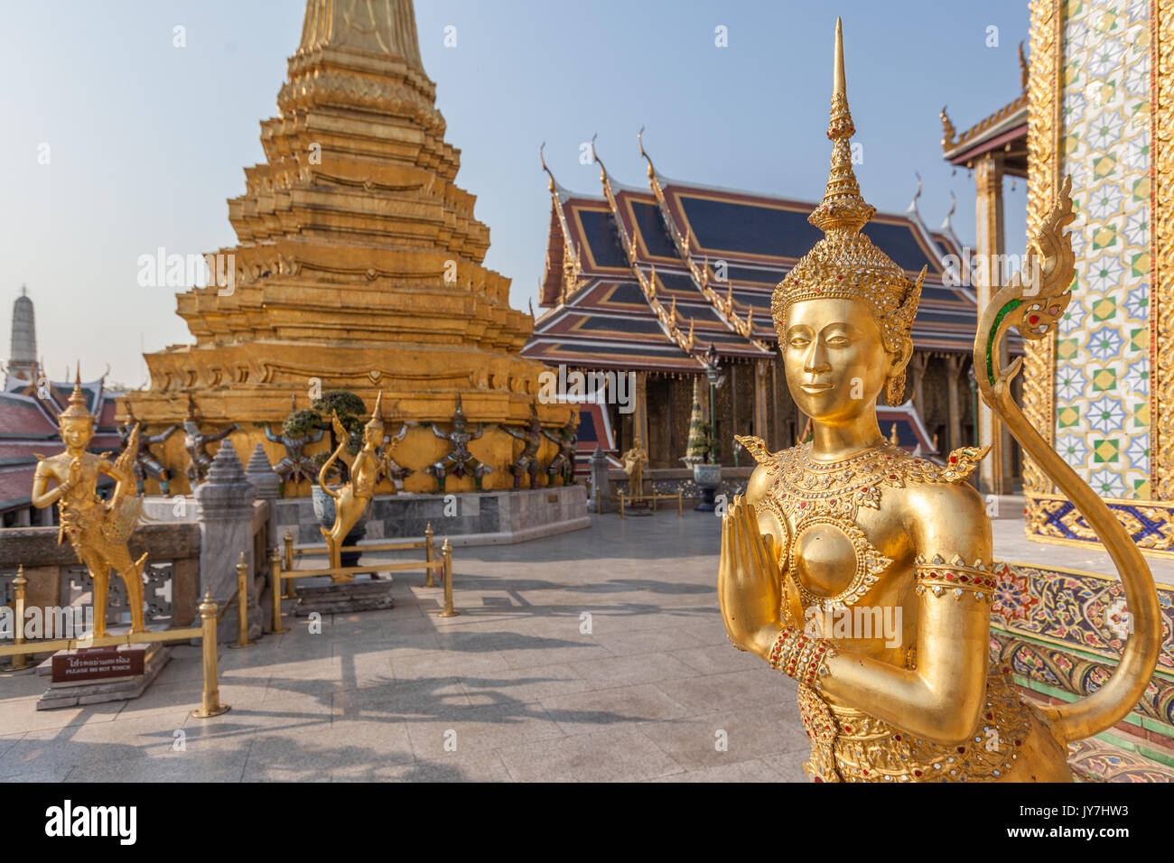 Golden Kinnara Statue die Bildung eines Wai Geste im Wat Phra Kaew Tempel, Bangkok, Thailand Stockfoto