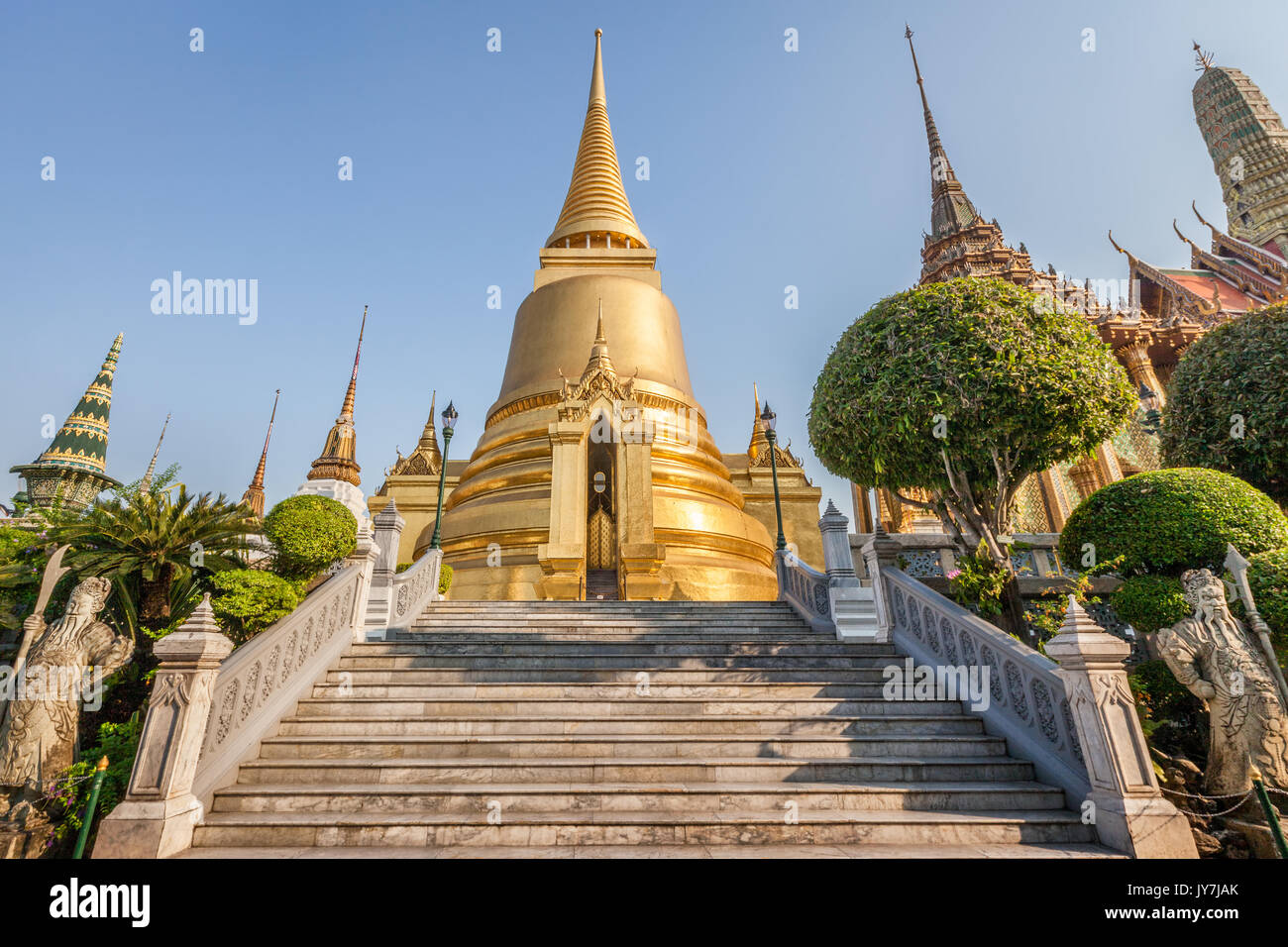 Phra Chedi Siratana goldenen Stupa im Wat Phra Kaew, Tempel des Smaragd-Buddha, Bangkok, Thailand Stockfoto