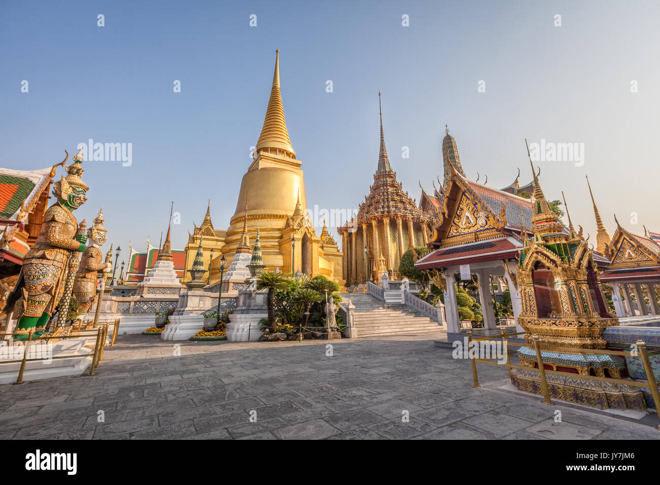 Wat Phra Kaew Tempel des Smaragd-Buddha innerhalb der Grand Palace, Bangkok, Thailand Stockfoto