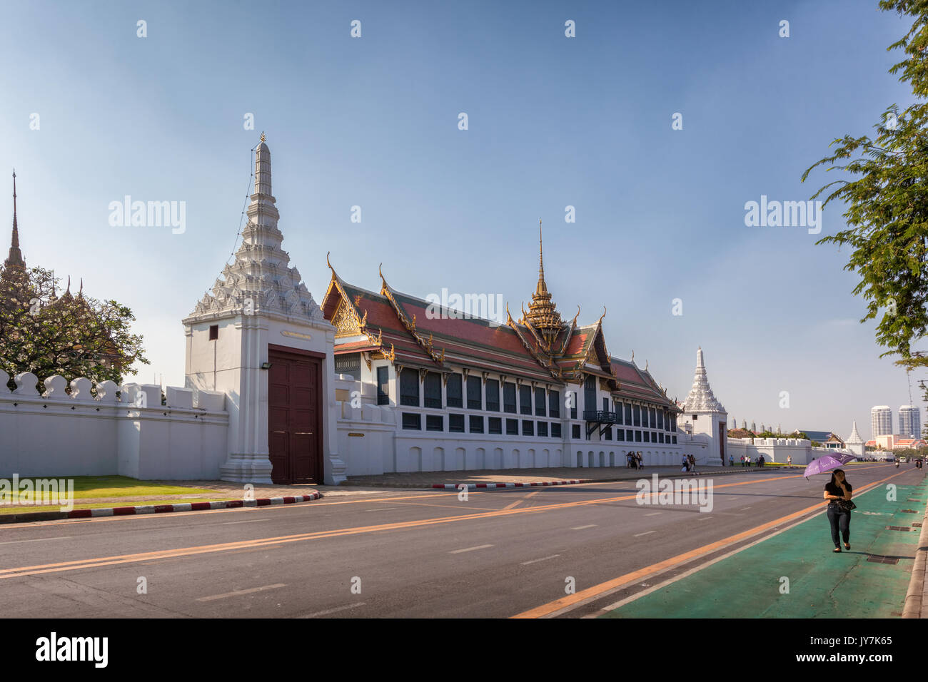 Äußere weiße Wände von Wat Phra Kaew und den Großen Palast, Bangkok, Thailand Stockfoto