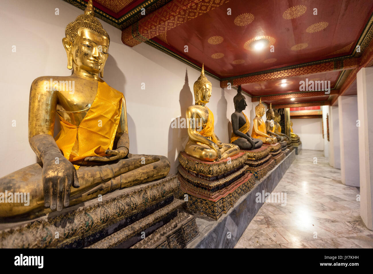 Reihe der Betenden goldenen sitzenden Buddha im Wat Pho (Liegenden Buddha Tempel), Bangkok, Thailand Stockfoto