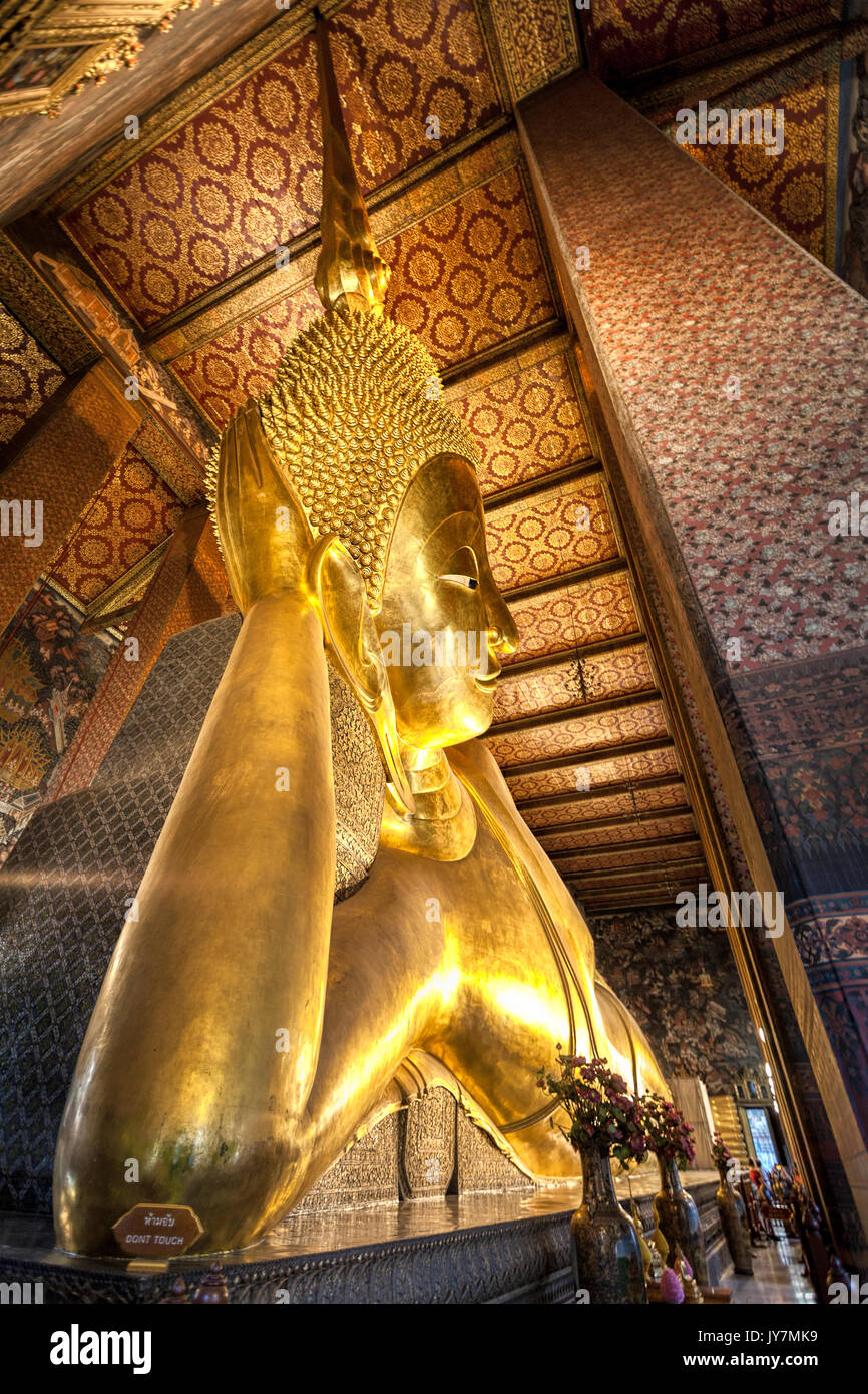 Phra Buddha Saiyas, der liegende Buddha, Wat Pho Tempel, Bangkok, Thailand Stockfoto